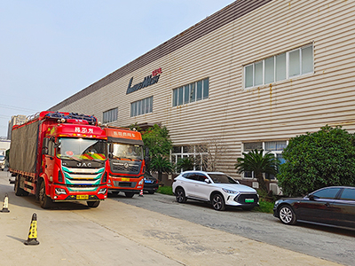 发货现场,镭鹰S90旗舰型洗车机发往上海市嘉定区能源加油站