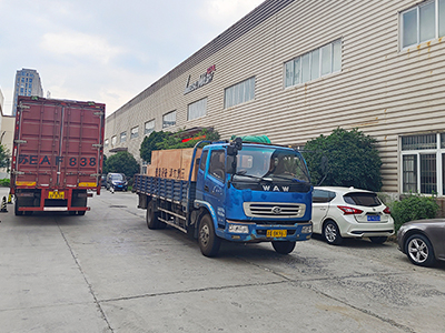 发货现场,镭鹰S90旗舰型洗车机发往广东省珠海市车美汽车服务