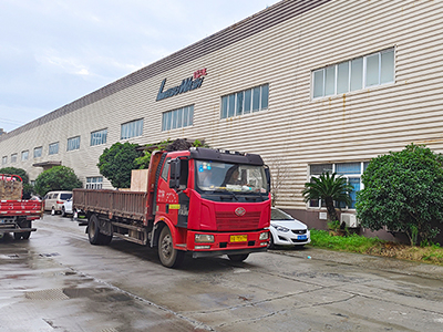 发货现场,镭鹰S90旗舰型洗车机发往山东省潍坊市昌乐县万隆加油站