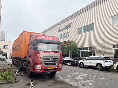 海外发货现场,七台镭豹360炫彩型全自动洗车机发往非洲马里