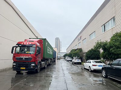 海外发货现场,两台镭翼SG仿形洗车机和两台镭豹360洗车机发往韩国