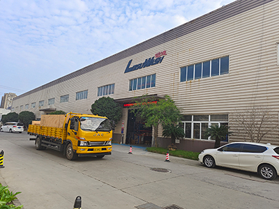 发货现场,镭鹰S90旗舰型洗车机发往江苏省扬州市杰诚美车会所