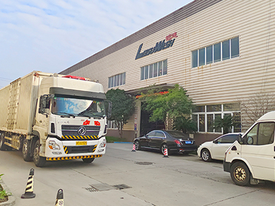 发货现场,两台镭鹰S90旗舰型洗车机发往安徽省池州市东至县