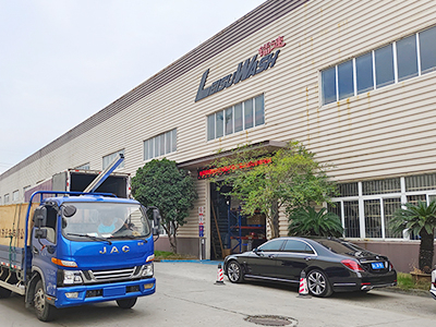 发货现场,镭鹰X1自动洗车机发往安徽省宿州市灵璧县平安加油站