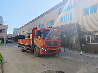 发货现场,镭鹰S90旗舰型洗车机发往浙江省湖州市灵杰轮胎维修服务部
