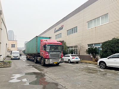 海外发货现场,两台镭鹰S90旗舰型洗车机发往印度尼西亚