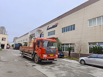 发货现场,镭翼DG仿形高压无接触洗车机发往广东省佛山市