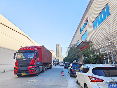 海外发货现场,两台镭翼SG仿形高压无接触洗车机发往韩国首尔