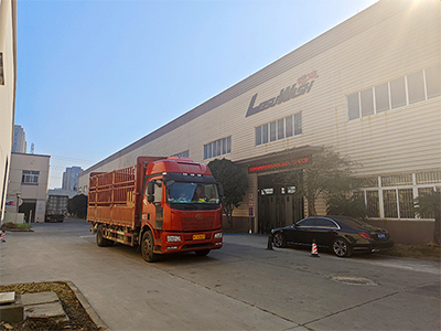 发货现场,镭鹰S90旗舰型洗车机发往安徽省宣城市车管家科迈途工厂直营店
