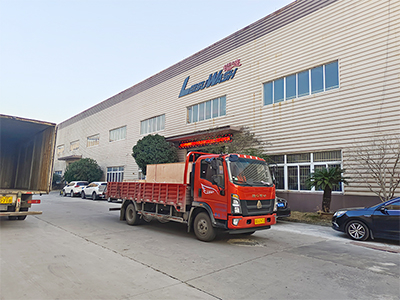 发货现场,镭鹰S90旗舰型洗车机发往广东省阳江市城南加油站