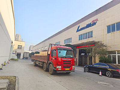 发货现场,三台镭鹰S90旗舰型洗车机发往广东省汕头市加油站