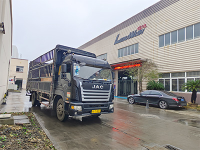 海外发货现场,镭鹰S90旗舰型全自动洗车机发往格鲁吉亚
