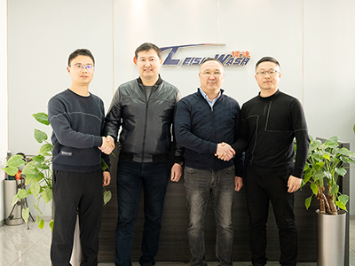 三月伊始喜讯连连,哈萨克斯坦客户来厂订购三台镭翼DG仿形高压无接触洗车机