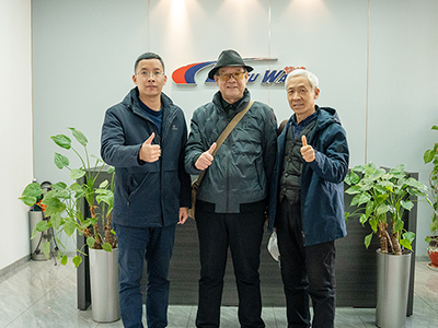 三月伊始喜讯连连,山西省运城市赵总来厂订购一台镭鹰S90旗舰型洗车机
