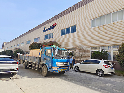 发货现场,镭鹰S90旗舰型洗车机发往云南省昆明市中国石油加油站