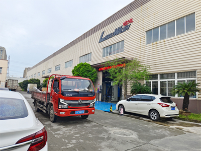 发货现场,镭鹰S90旗舰型洗车机发往新疆喀什莎车县齐乃巴格加油站