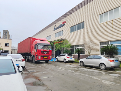 海外发货现场,两台镭翼SG和一台镭鹰S90旗舰洗车机发往韩国全州市