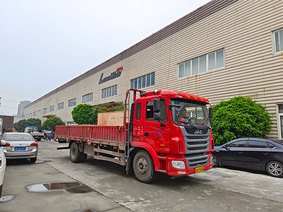 发货现场,两台镭鹰S90旗舰型洗车机发往天津市宝成加油站和河南省郑州市