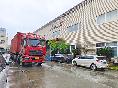 海外发货现场,镭鹰S90旗舰型高压无接触洗车机发往韩国天安市