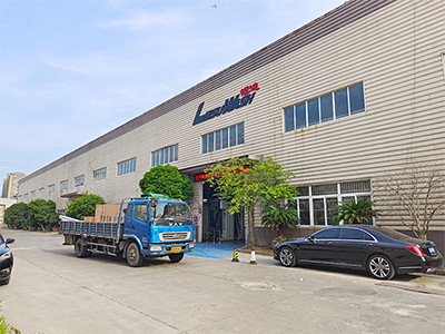 发货现场,镭鹰S90旗舰型高压无接触洗车机发往四川省眉山市