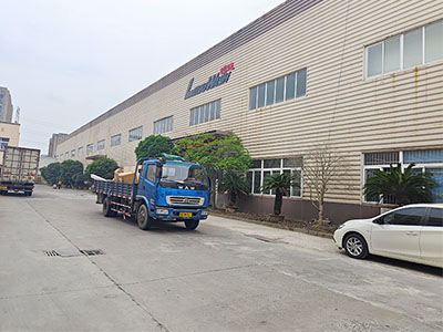 海外发货现场,镭鹰S90旗舰型高压无接触洗车机发往菲律宾