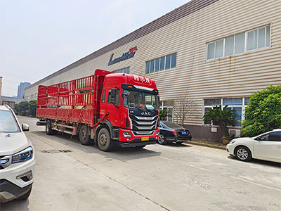 海外发货现场,一台镭翼DG洗车机和一台镭豹360洗车机发往乌克兰首都基辅