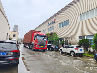 海外发货现场,三台镭豹360炫彩型高压无接触洗车机发往俄罗斯加里宁格勒