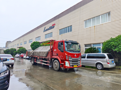 发货现场,镭鹰S90旗舰型洗车机发往云南省昆明市中石油加油站