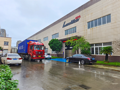 海外发货现场,两台镭豹360炫彩型全自动洗车机发往泰国曼谷