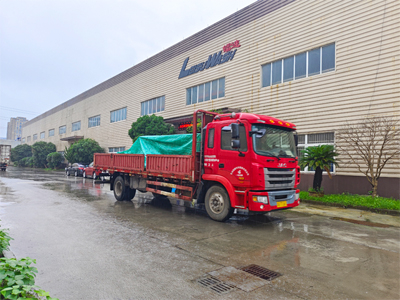 发货现场,镭鹰S90旗舰型高压无接触洗车机发往新疆乌鲁木齐市