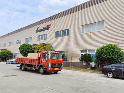发货现场,两台镭鹰S90旗舰型洗车机发往山东省滨州市和甘肃省酒泉市