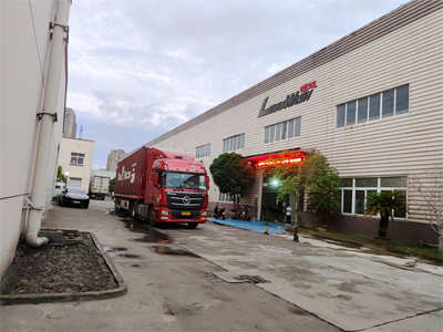海外发货现场,三台镭翼DG仿形高压无接触洗车机发往罗马尼亚首都布加勒斯特