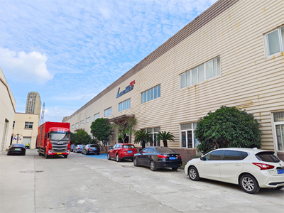 发货现场,镭鹰S90旗舰型洗车机发往天津市西青区国能加气站