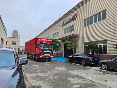 发货现场,两台LEISUWASH S90旗舰型洗车机分别发往陕西省西安市和新疆喀什