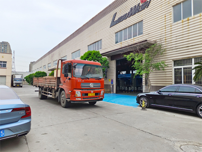 发货现场,LEISUWASH S90旗舰型洗车机发往四川省甘孜稻城县绿野亚丁加油站