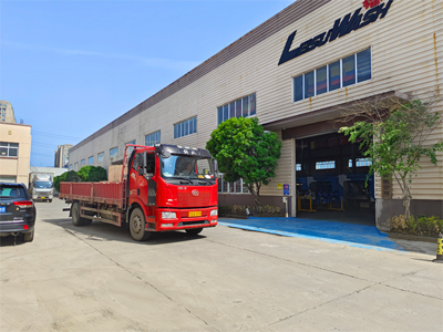 发货现场,LEISUWASH S90旗舰型洗车机发往天津市西青区津圣达汽车维修