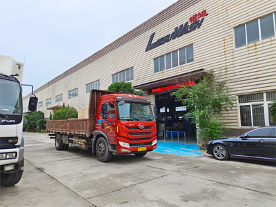 发货现场，LEISUWASH S90旗舰型洗车机发往广西省北海市中国石化加油站