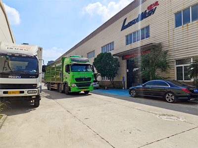 发货现场，LEISUWASH S90旗舰型洗车机发往江苏省南通市海安中国石化加油站