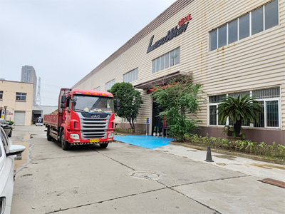 海外发货现场，LEISUWASH S90旗舰型高压无接触洗车机发往泰国曼谷