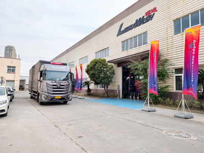 发货现场，LEISUWASH S90旗舰型洗车机发往江苏省南通市如东县