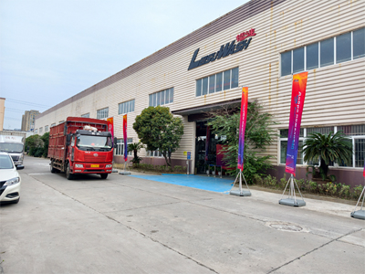发货现场，LEISUWASH S90旗舰型洗车机发往山西省吕梁市方山县翔通加油站