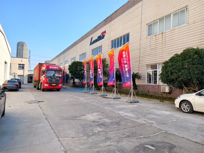 海外发货现场，两台LEISUWASH 360炫彩型高压无接触洗车机发往南美洲阿根廷