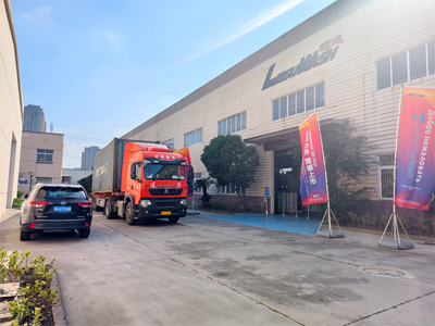 海外发货现场，四台LEISUWASH SG PLUS仿形高压无接触自动洗车机发往韩国天安市