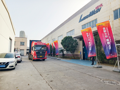 海外发货现场，两台LEISUWASH SG PLUS仿形高压无接触自动洗车机发往韩国天安市