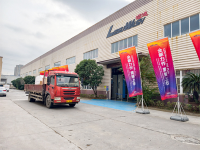 发货现场，LEISUWASH S90旗舰型洗车机发往杭州市金辉锦江物业服务公司