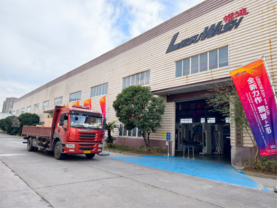 发货现场，LEISUWASH S90旗舰型洗车机发往江苏省苏州市中国石化加油站