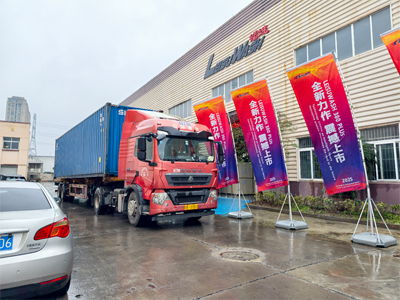 海外发货现场,两台LEISUWASH DG仿形升降式高压无接触洗车机发往阿联酋迪拜